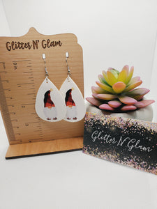 1051 White Noem Dangle Earrings